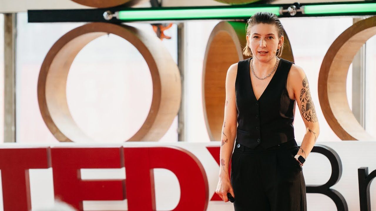 Barbora Grič na pódiu TEDxBratislava